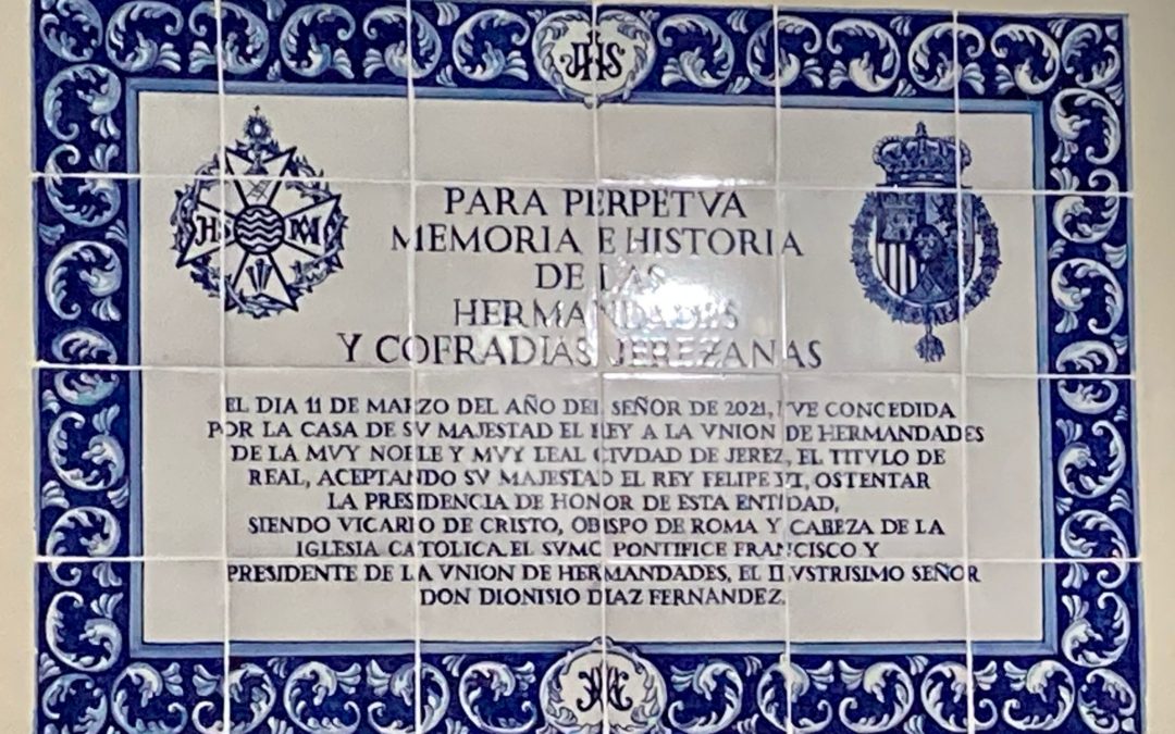 Presentado el azulejo conmemorativo del ingreso de S.M. El Rey en la presidencia honoraria de la Unión de Hermandades.