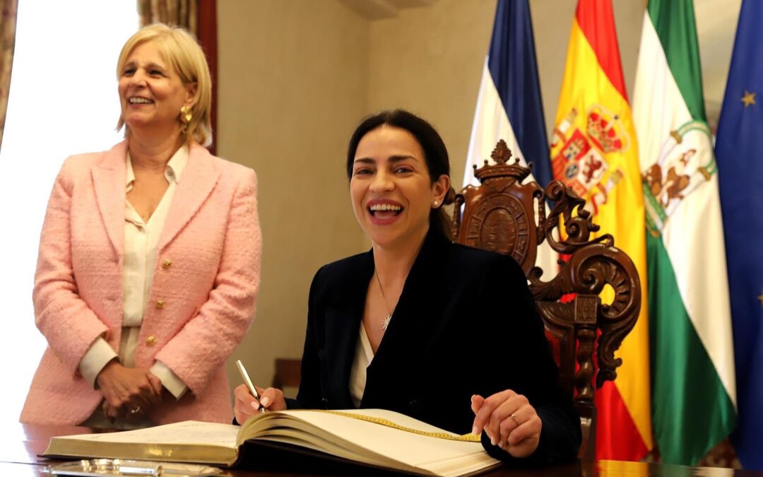 Lala Prieto firma en el Libro de Honor de Jerez