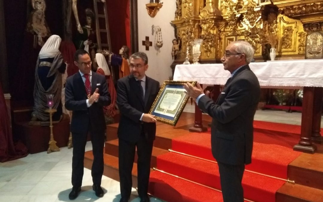 EL CONSEJO ENTREGA LA PATENTE AL PREGONERO