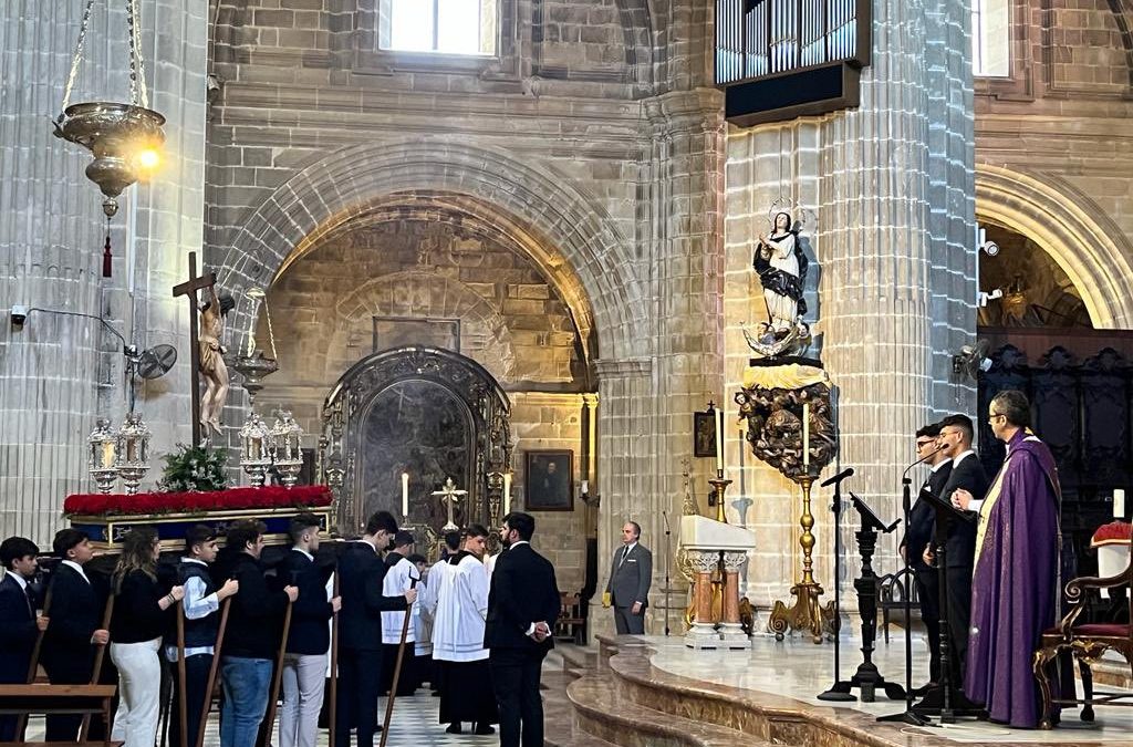 Los jóvenes celebraron su Vía Crucis en la Catedral de Jerez